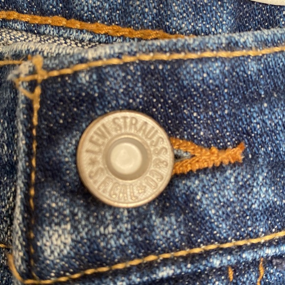 LEVI'S size Medium. - Picture 8 of 8